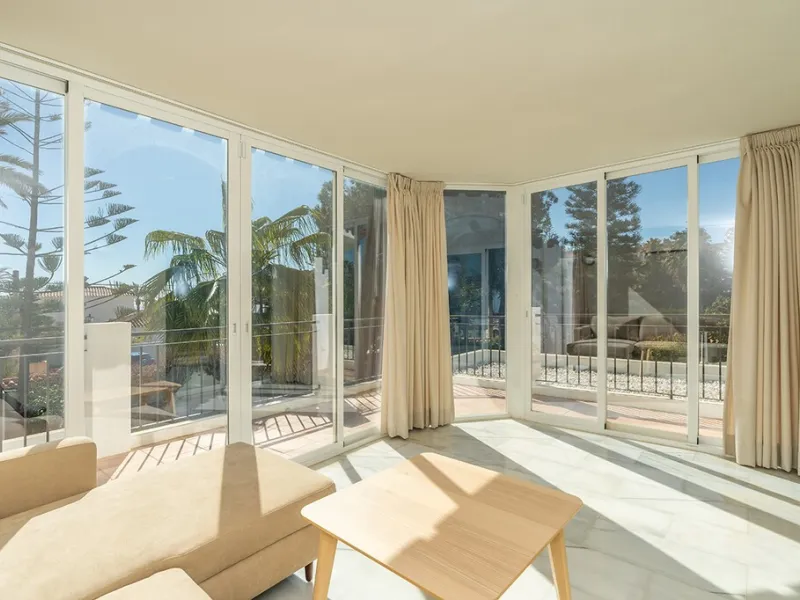 Just 50 metres from the beach, this beautifully renovated and modernised four bedroom, three bathroom villa is set on a spacious, flat plot featuring a large swimming pool and lush mature garden. The property boasts a fully upgraded kitchen and bathrooms,