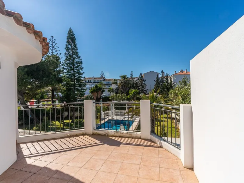Just 50 metres from the beach, this beautifully renovated and modernised four bedroom, three bathroom villa is set on a spacious, flat plot featuring a large swimming pool and lush mature garden. The property boasts a fully upgraded kitchen and bathrooms,