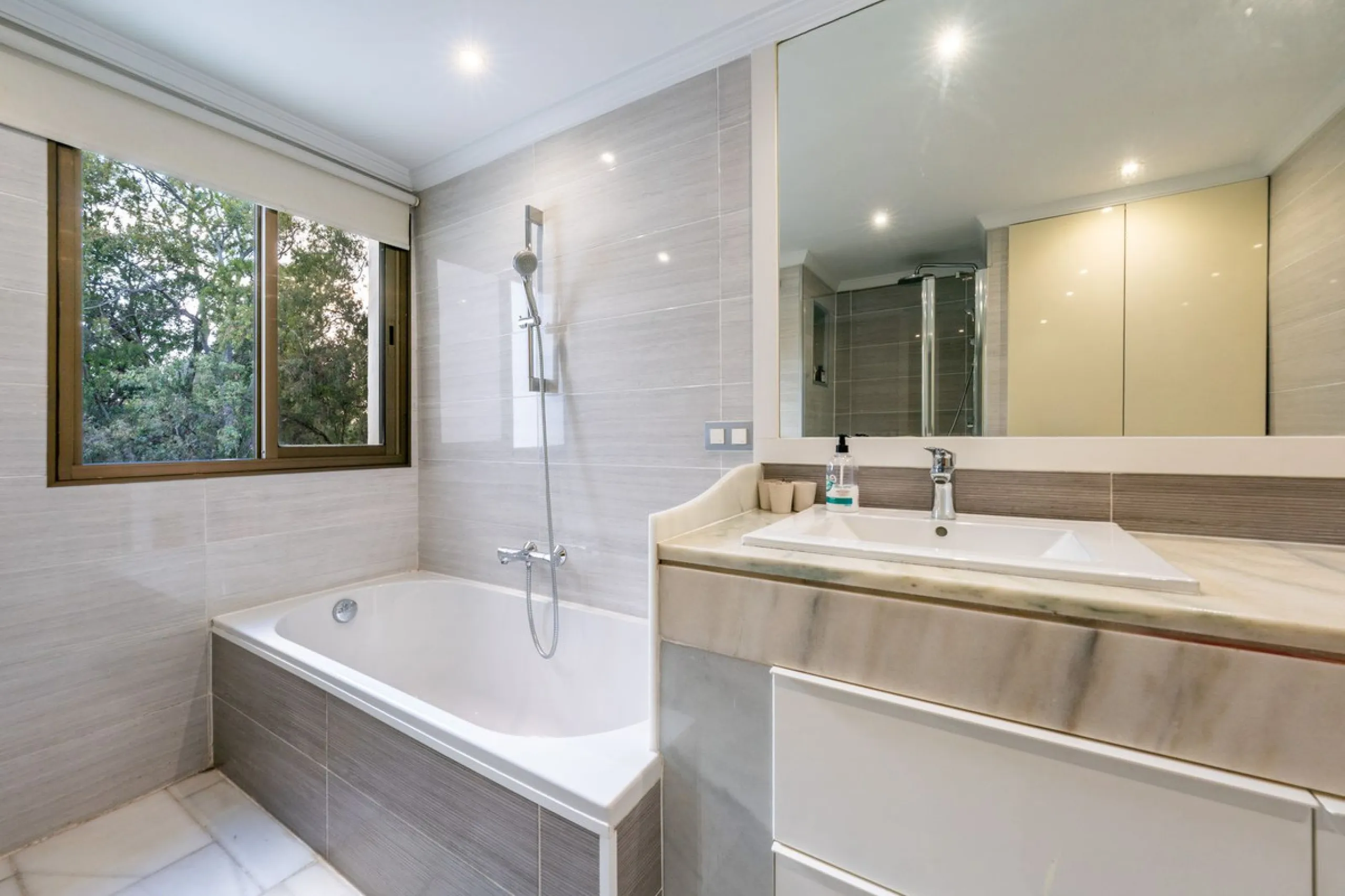 Located in one of the most iconic and sought-after residential areas of Marbella East, this elegant duplex penthouse in Golden Beach offers a unique seaside living experience.