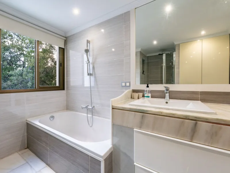 Located in one of the most iconic and sought-after residential areas of Marbella East, this elegant duplex penthouse in Golden Beach offers a unique seaside living experience.