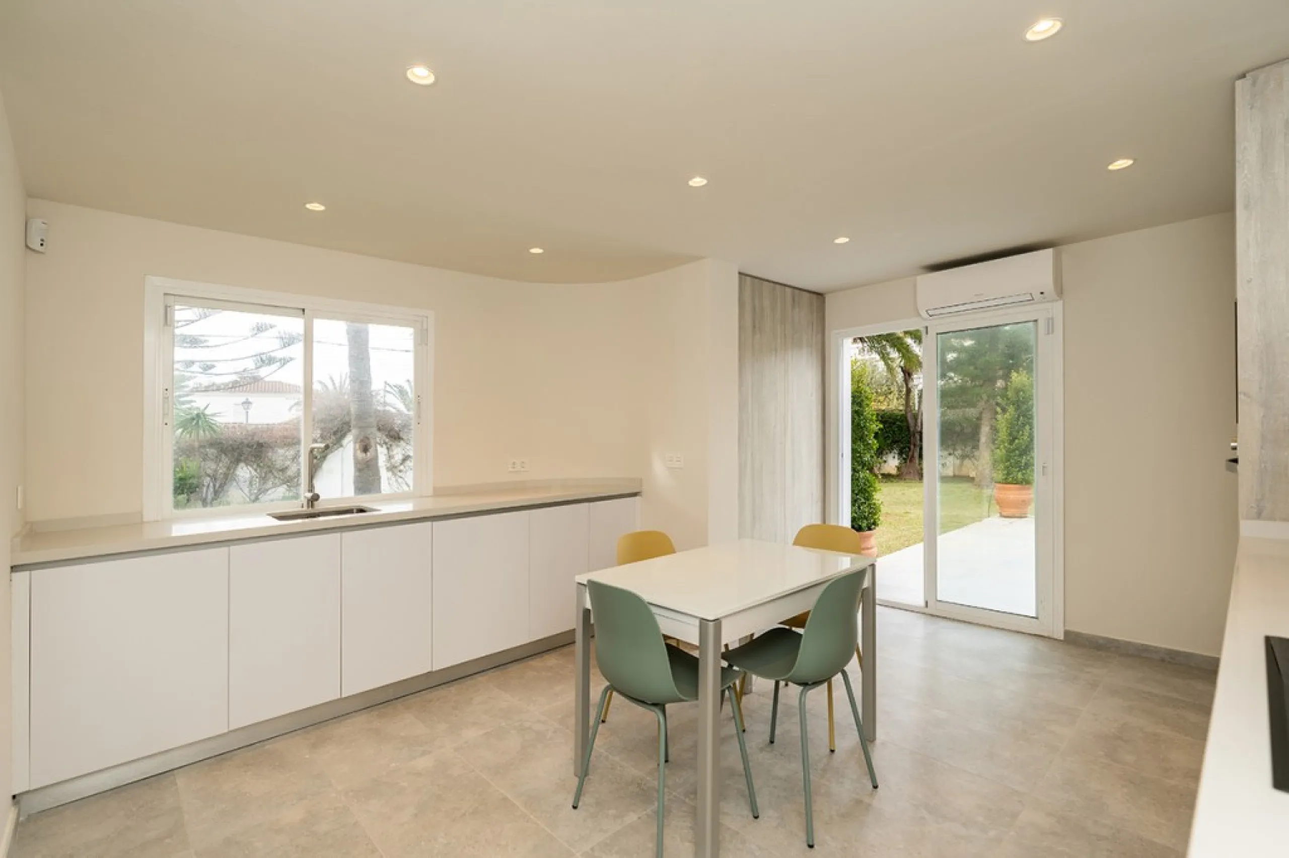Just 50 metres from the beach, this beautifully renovated and modernised four bedroom, three bathroom villa is set on a spacious, flat plot featuring a large swimming pool and lush mature garden. The property boasts a fully upgraded kitchen and bathrooms,