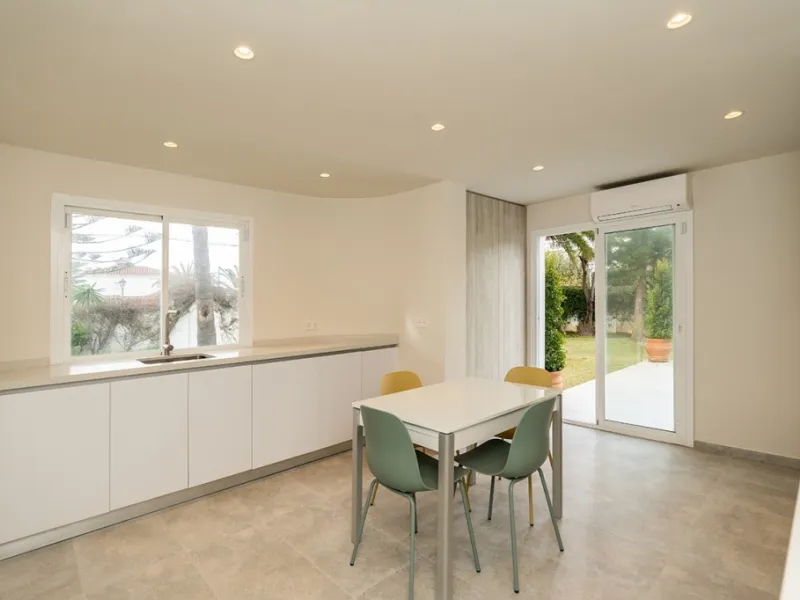 Just 50 metres from the beach, this beautifully renovated and modernised four bedroom, three bathroom villa is set on a spacious, flat plot featuring a large swimming pool and lush mature garden. The property boasts a fully upgraded kitchen and bathrooms,