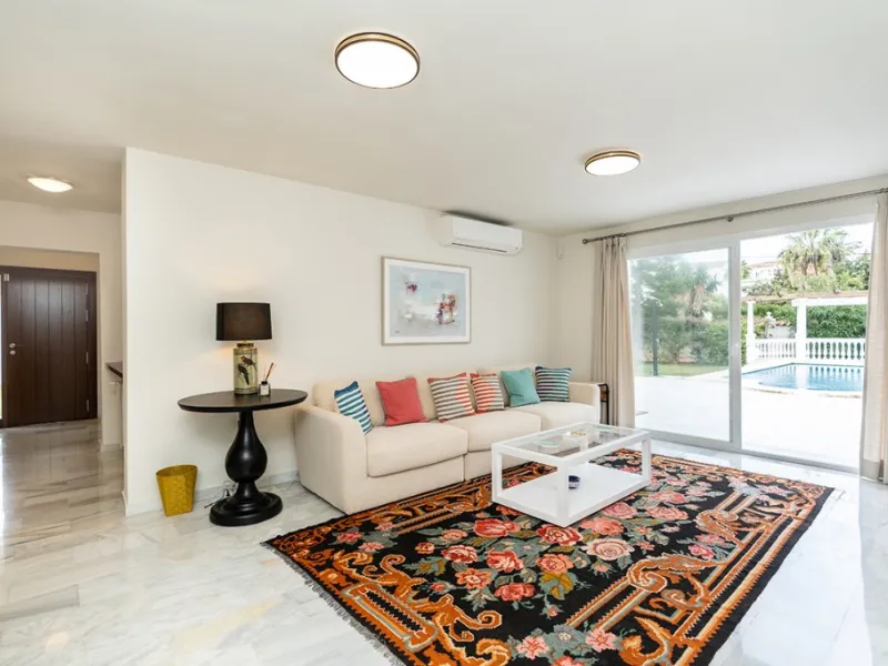 Just 50 metres from the beach, this beautifully renovated and modernised four bedroom, three bathroom villa is set on a spacious, flat plot featuring a large swimming pool and lush mature garden. The property boasts a fully upgraded kitchen and bathrooms,