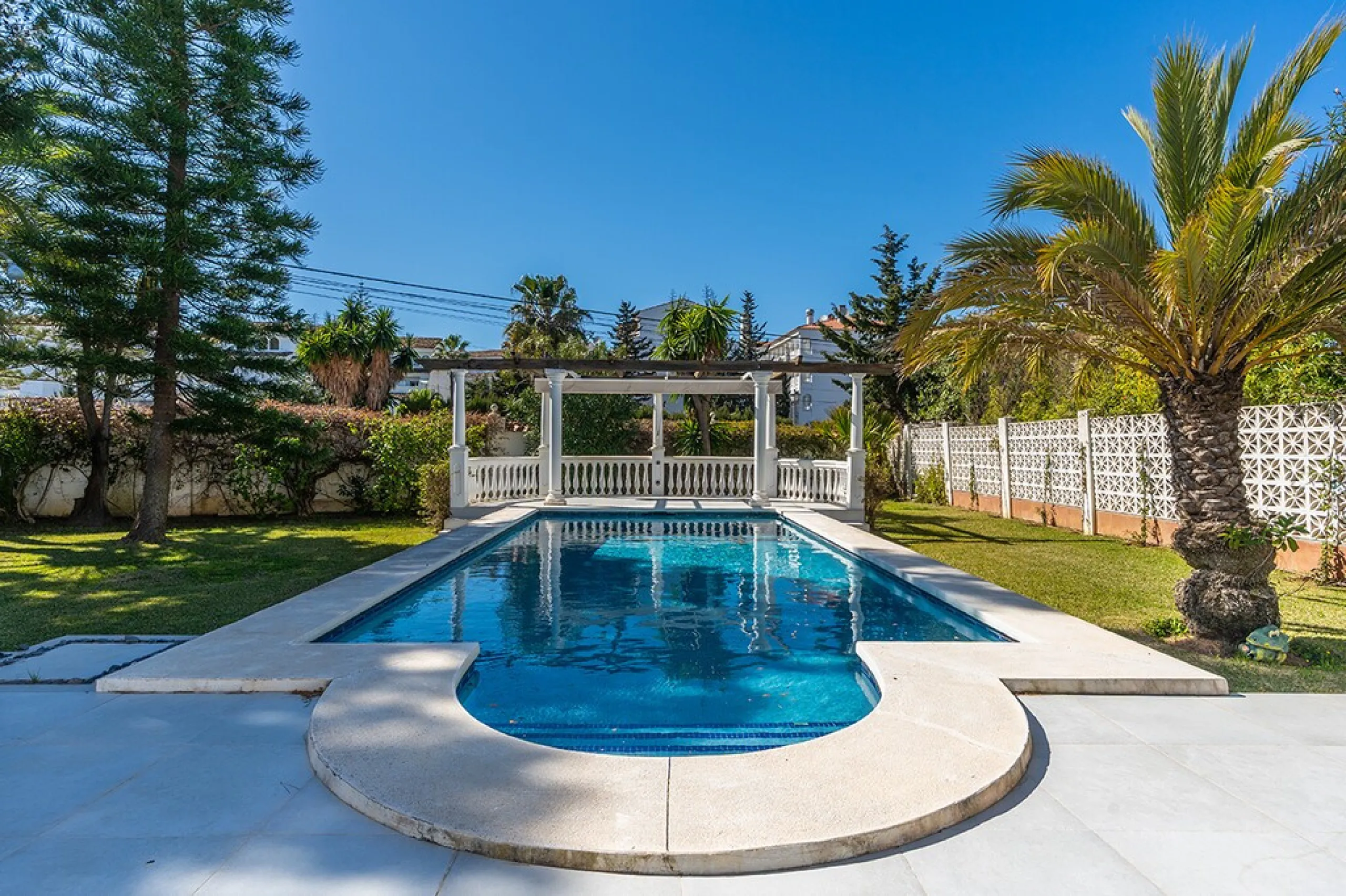 Just 50 metres from the beach, this beautifully renovated and modernised four bedroom, three bathroom villa is set on a spacious, flat plot featuring a large swimming pool and lush mature garden. The property boasts a fully upgraded kitchen and bathrooms,