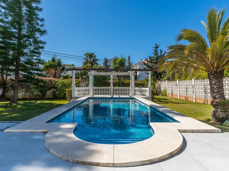 Just 50 metres from the beach, this beautifully renovated and modernised four bedroom, three bathroom villa is set on a spacious, flat plot featuring a large swimming pool and lush mature garden. The property boasts a fully upgraded kitchen and bathrooms,