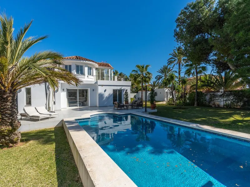 Just 50 metres from the beach, this beautifully renovated and modernised four bedroom, three bathroom villa is set on a spacious, flat plot featuring a large swimming pool and lush mature garden. The property boasts a fully upgraded kitchen and bathrooms,