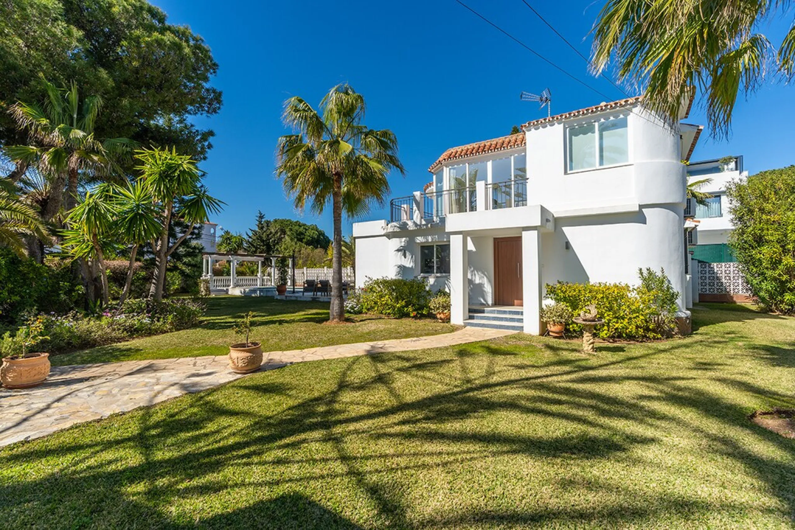 Just 50 metres from the beach, this beautifully renovated and modernised four bedroom, three bathroom villa is set on a spacious, flat plot featuring a large swimming pool and lush mature garden. The property boasts a fully upgraded kitchen and bathrooms,