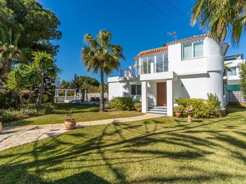 Just 50 metres from the beach, this beautifully renovated and modernised four bedroom, three bathroom villa is set on a spacious, flat plot featuring a large swimming pool and lush mature garden. The property boasts a fully upgraded kitchen and bathrooms,