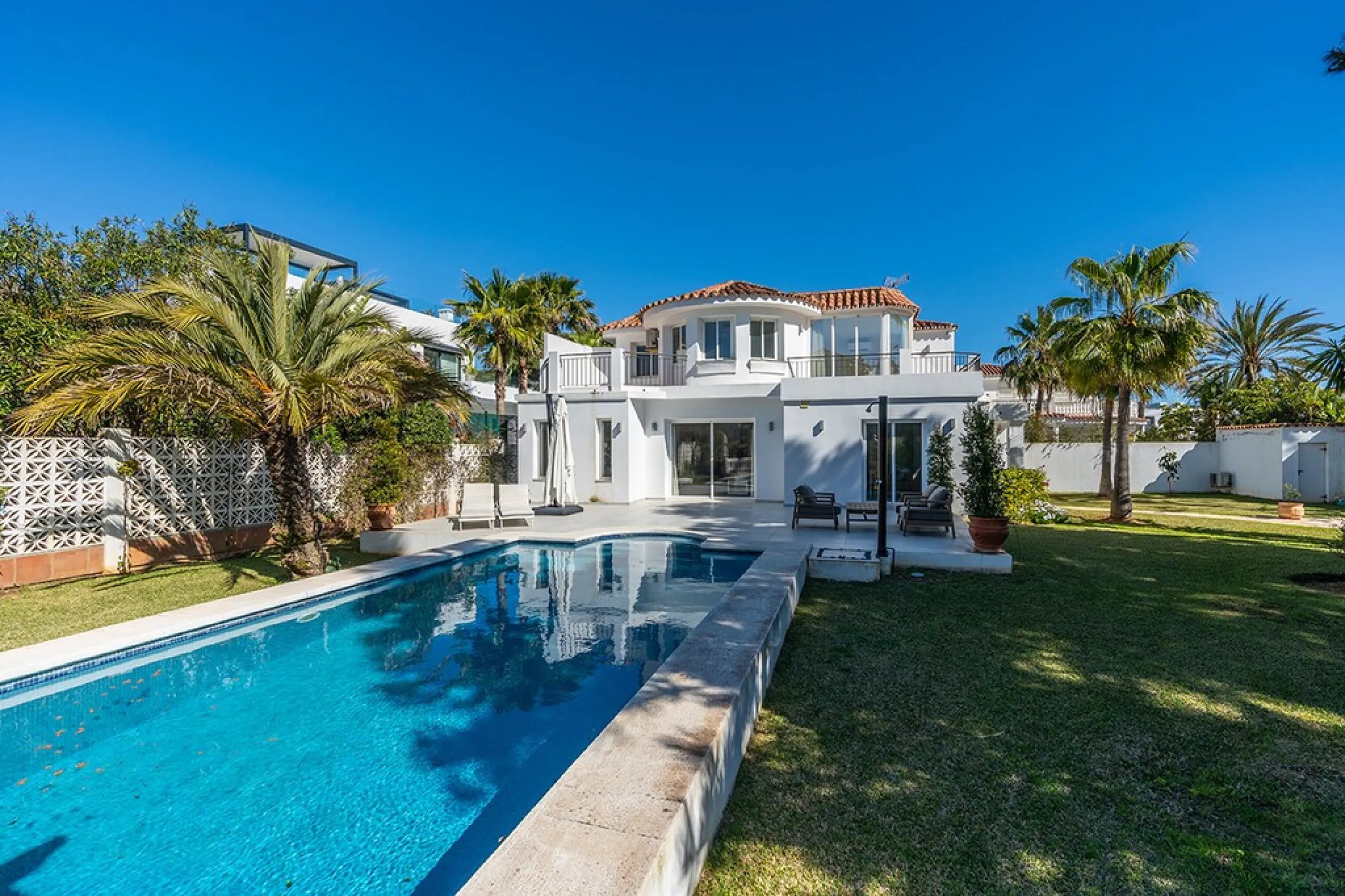 Just 50 metres from the beach, this beautifully renovated and modernised four bedroom, three bathroom villa is set on a spacious, flat plot featuring a large swimming pool and lush mature garden. The property boasts a fully upgraded kitchen and bathrooms,
