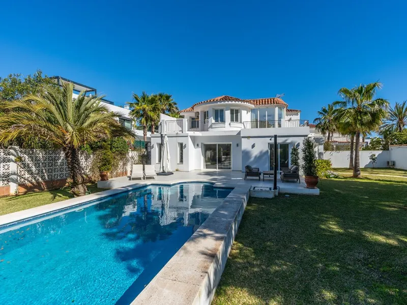 Just 50 metres from the beach, this beautifully renovated and modernised four bedroom, three bathroom villa is set on a spacious, flat plot featuring a large swimming pool and lush mature garden. The property boasts a fully upgraded kitchen and bathrooms,
