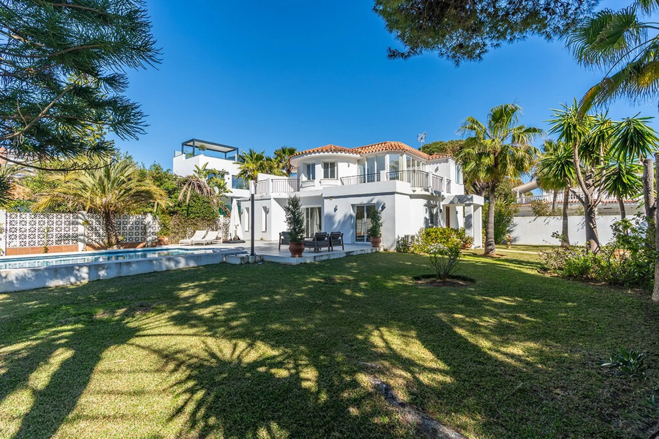 Just 50 metres from the beach, this beautifully renovated and modernised four bedroom, three bathroom villa is set on a spacious, flat plot featuring a large swimming pool and lush mature garden. The property boasts a fully upgraded kitchen and bathrooms,