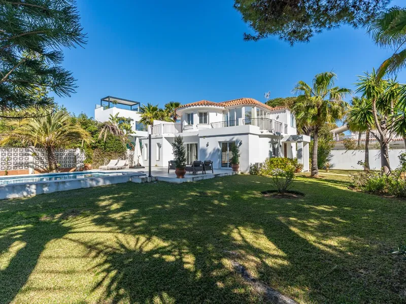 Just 50 metres from the beach, this beautifully renovated and modernised four bedroom, three bathroom villa is set on a spacious, flat plot featuring a large swimming pool and lush mature garden. The property boasts a fully upgraded kitchen and bathrooms,