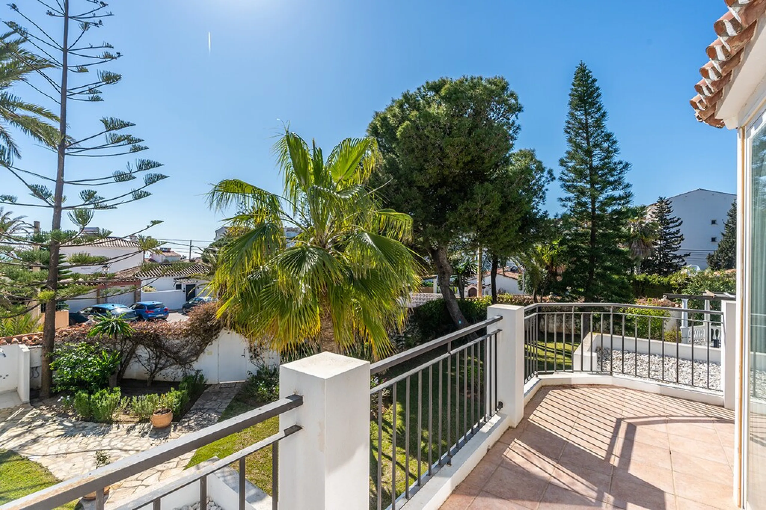 Just 50 metres from the beach, this beautifully renovated and modernised four bedroom, three bathroom villa is set on a spacious, flat plot featuring a large swimming pool and lush mature garden. The property boasts a fully upgraded kitchen and bathrooms,