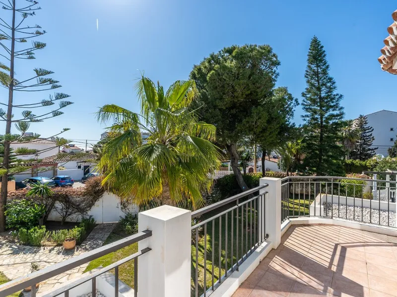 Just 50 metres from the beach, this beautifully renovated and modernised four bedroom, three bathroom villa is set on a spacious, flat plot featuring a large swimming pool and lush mature garden. The property boasts a fully upgraded kitchen and bathrooms,
