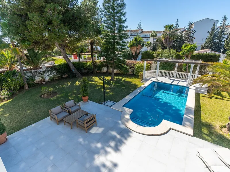 Just 50 metres from the beach, this beautifully renovated and modernised four bedroom, three bathroom villa is set on a spacious, flat plot featuring a large swimming pool and lush mature garden. The property boasts a fully upgraded kitchen and bathrooms,