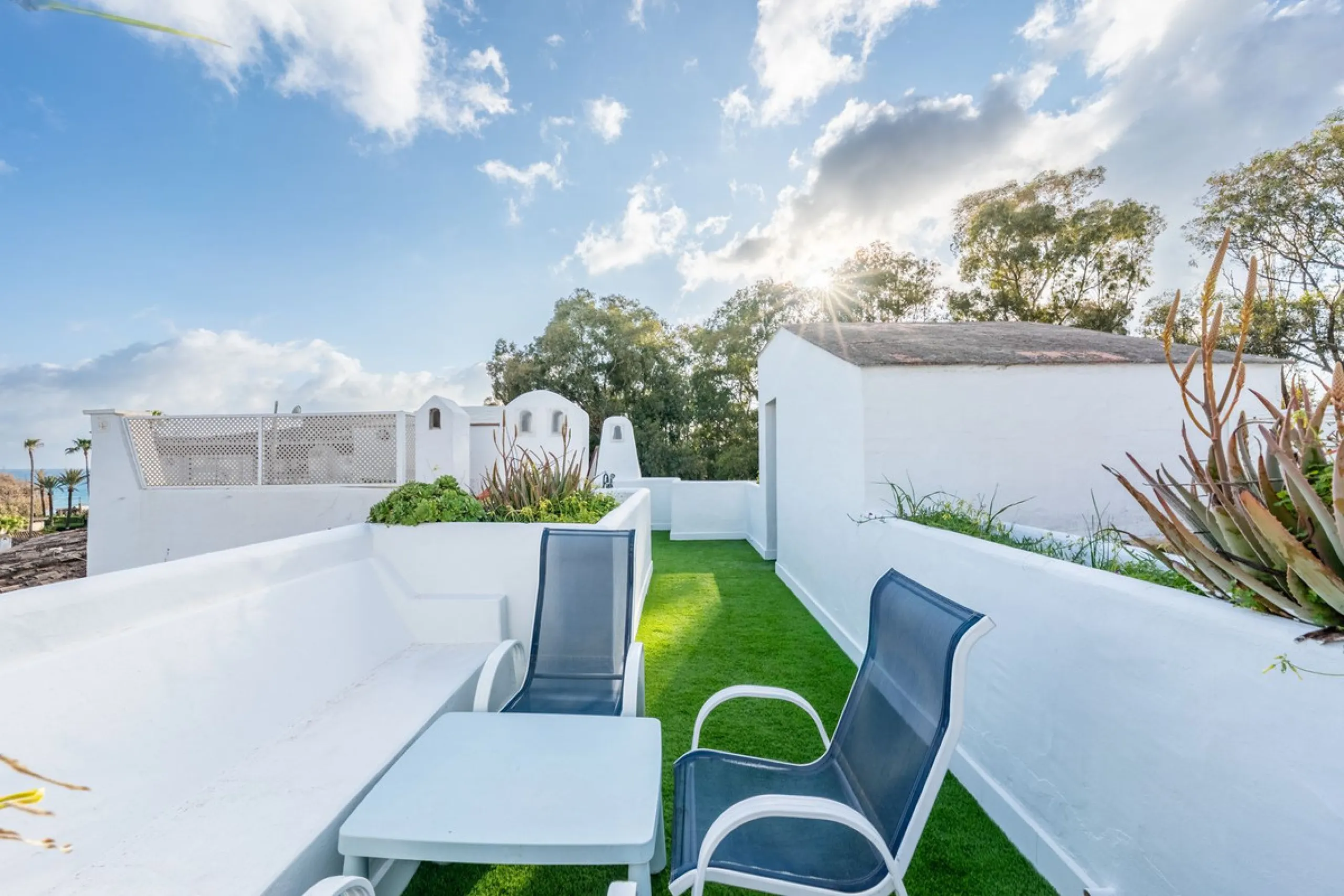 Located in one of the most iconic and sought-after residential areas of Marbella East, this elegant duplex penthouse in Golden Beach offers a unique seaside living experience.