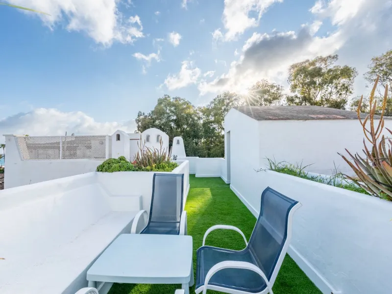 Located in one of the most iconic and sought-after residential areas of Marbella East, this elegant duplex penthouse in Golden Beach offers a unique seaside living experience.