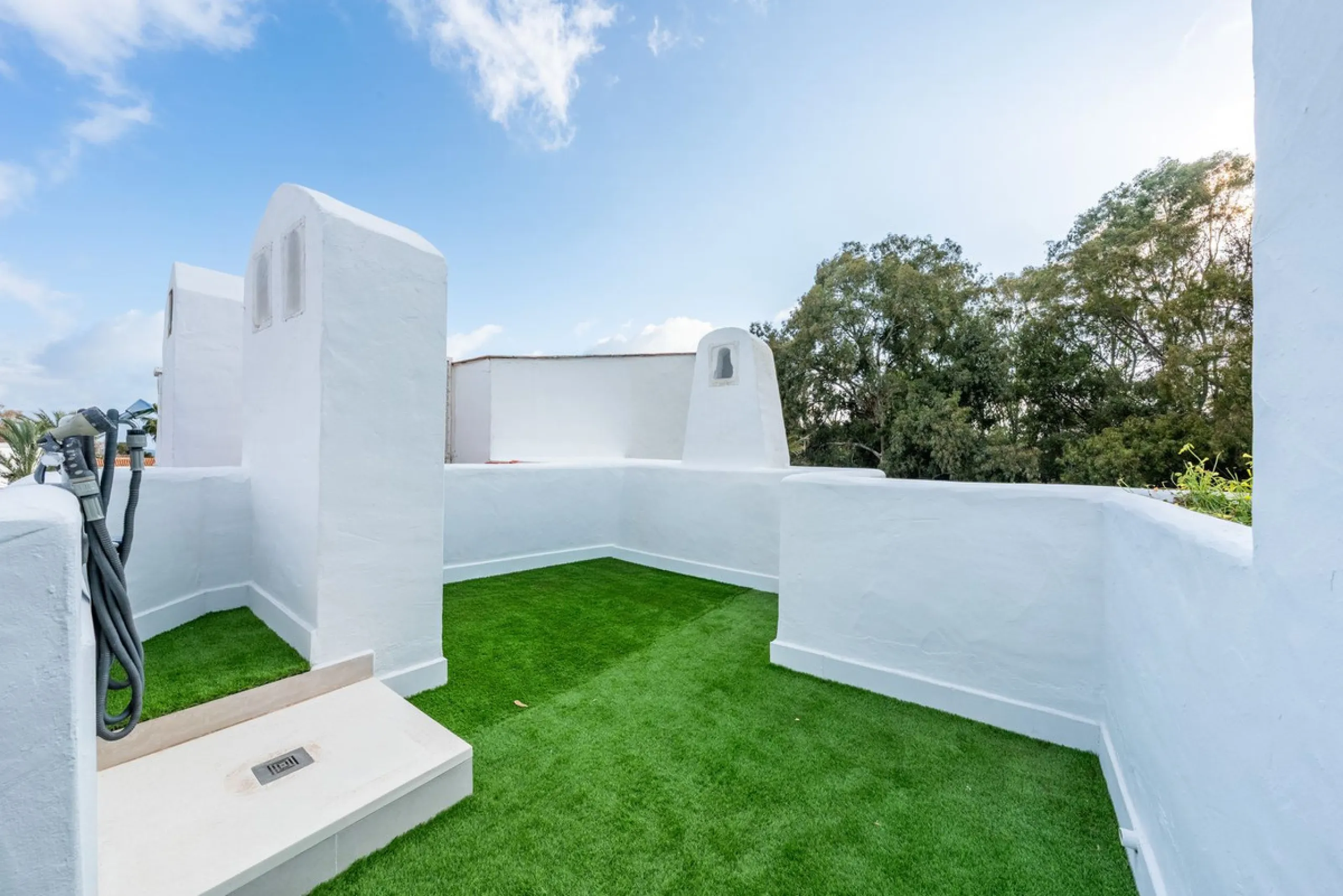 Located in one of the most iconic and sought-after residential areas of Marbella East, this elegant duplex penthouse in Golden Beach offers a unique seaside living experience.