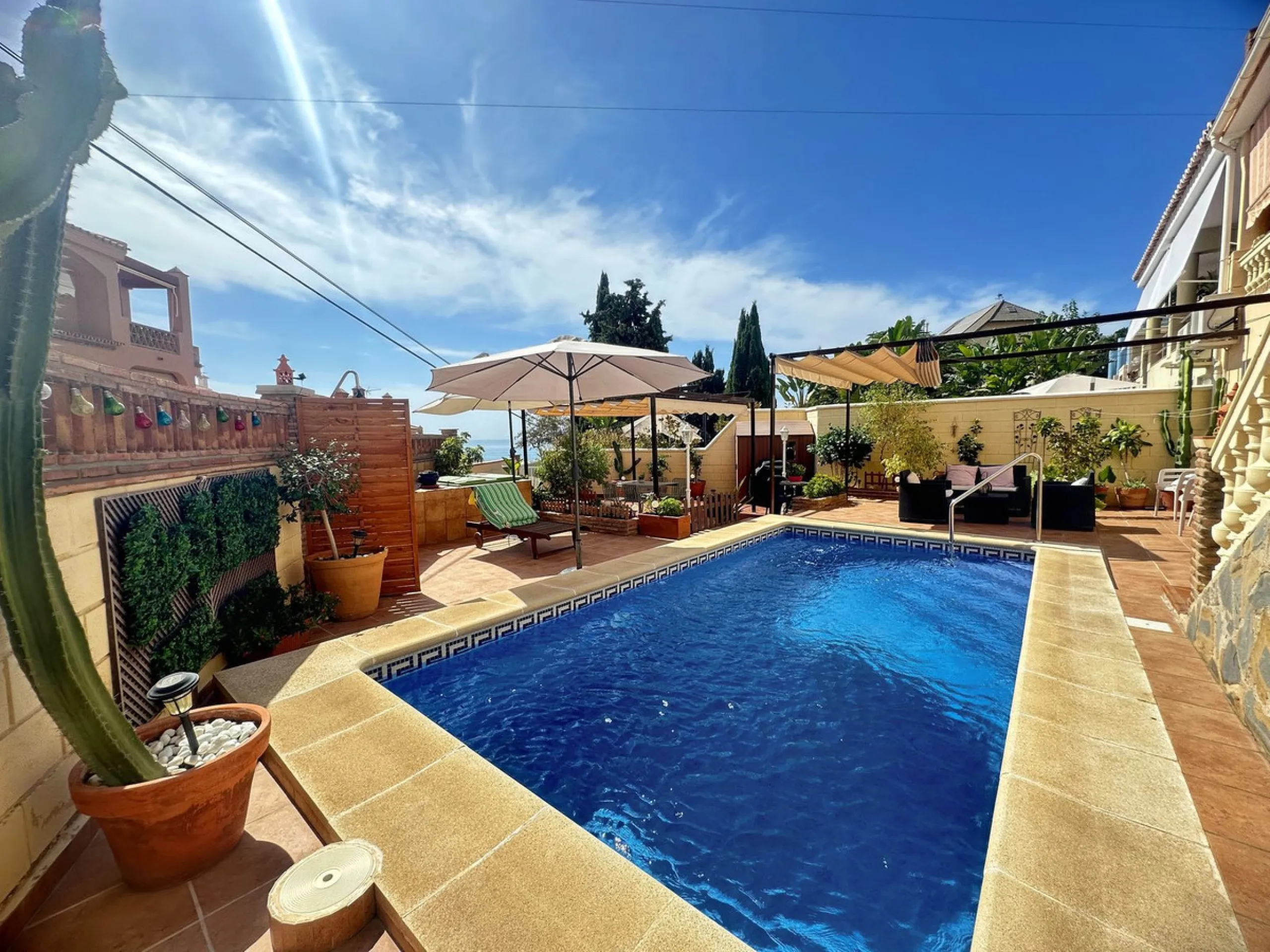 House - Detached Villa в продаже в Rincón de la Victoria, Málaga. В доме 4 спален и 3 ванных комнат. Площадь дома 187 м². Площадь участка 400 м²