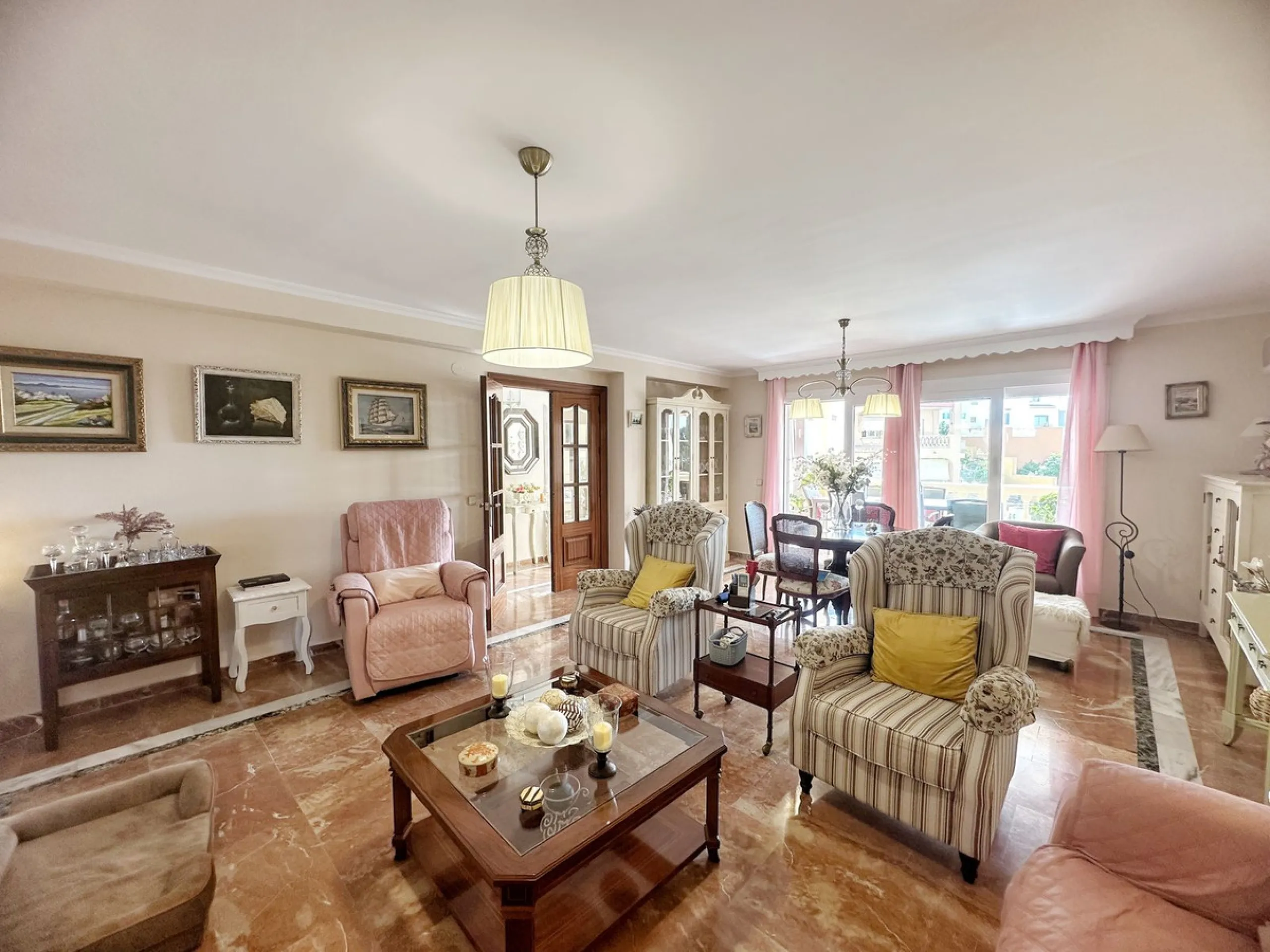 House - Detached Villa в продаже в Rincón de la Victoria, Málaga. В доме 4 спален и 3 ванных комнат. Площадь дома 187 м². Площадь участка 400 м²