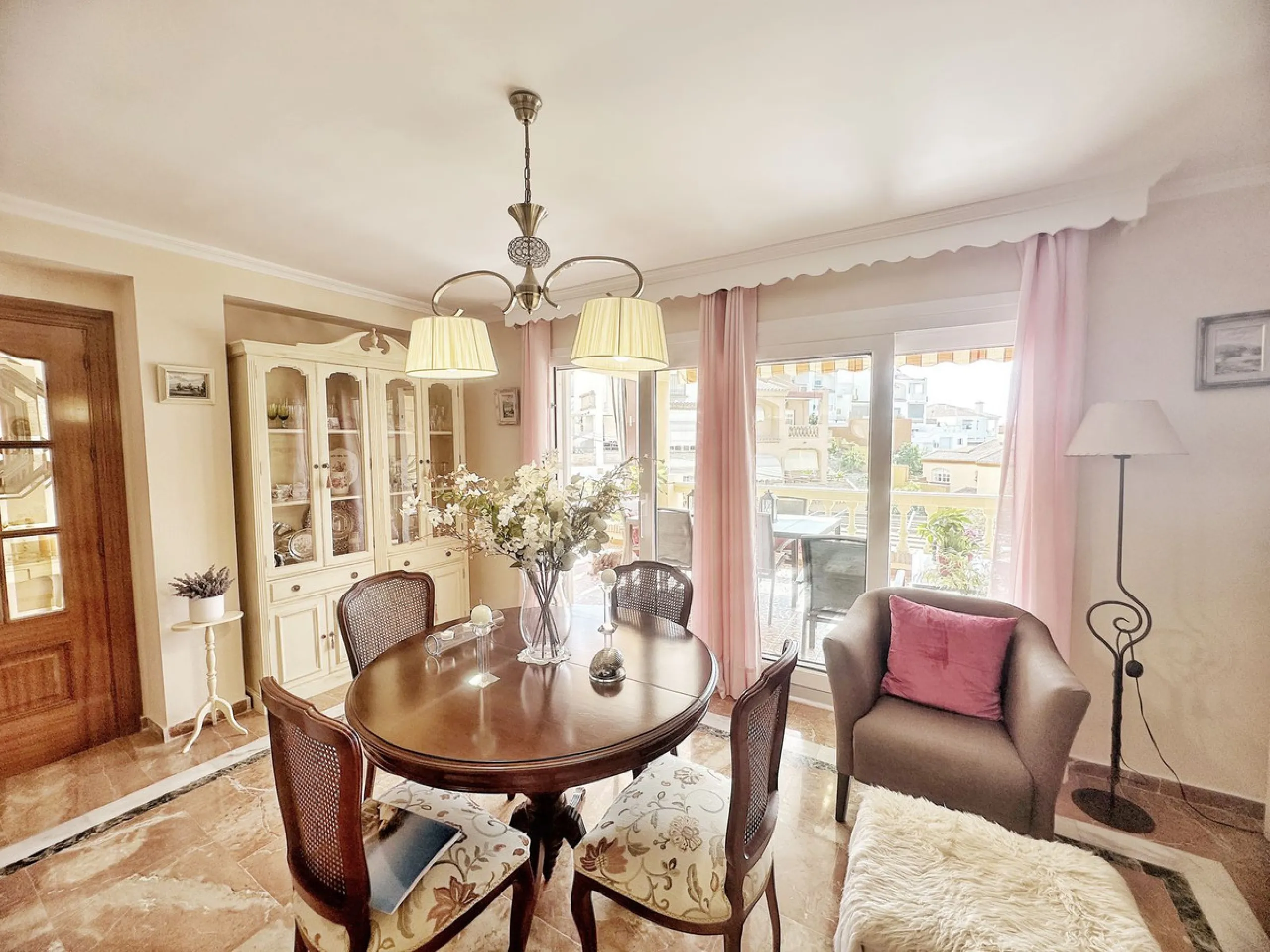 House - Detached Villa в продаже в Rincón de la Victoria, Málaga. В доме 4 спален и 3 ванных комнат. Площадь дома 187 м². Площадь участка 400 м²