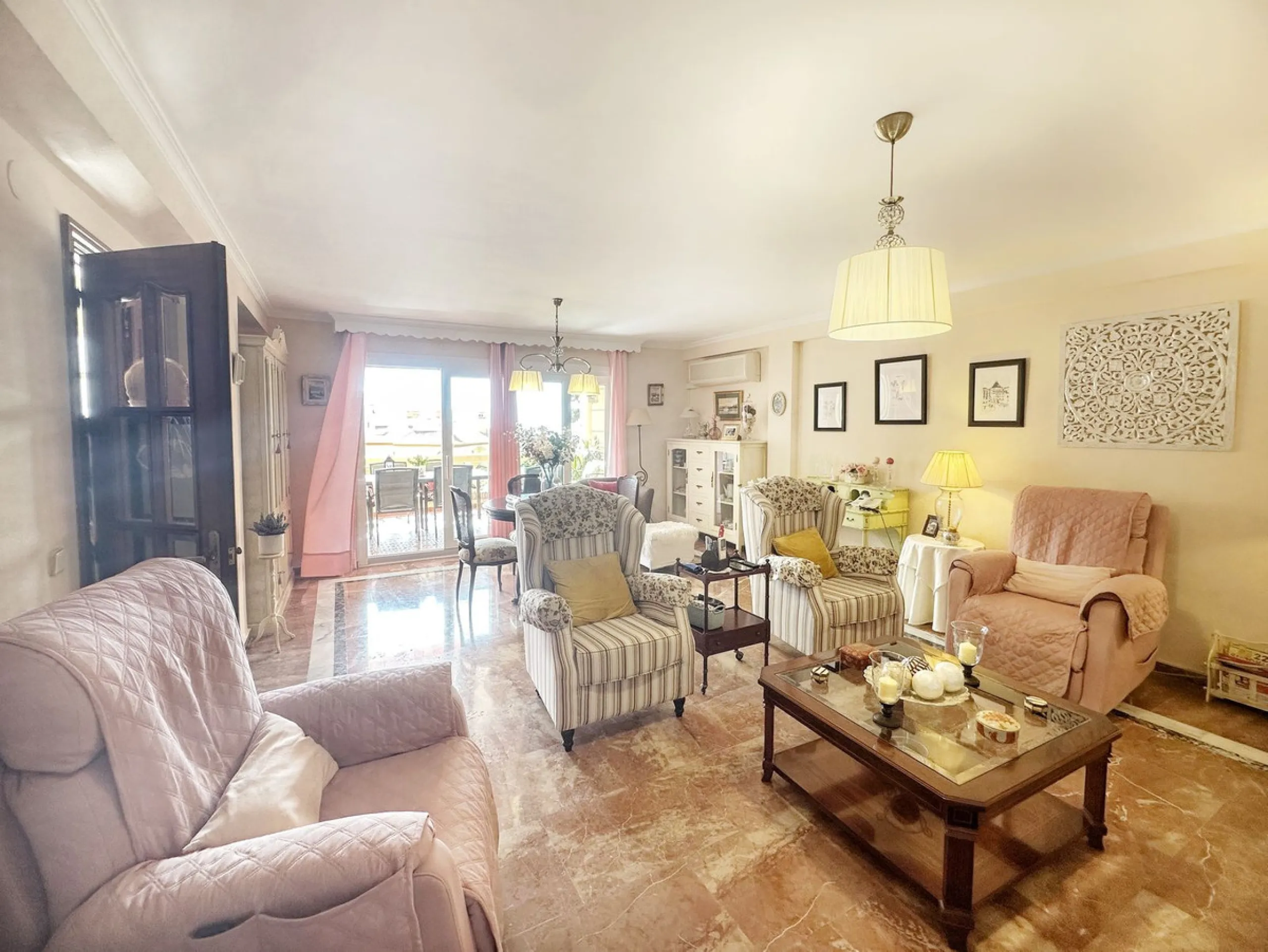 House - Detached Villa в продаже в Rincón de la Victoria, Málaga. В доме 4 спален и 3 ванных комнат. Площадь дома 187 м². Площадь участка 400 м²