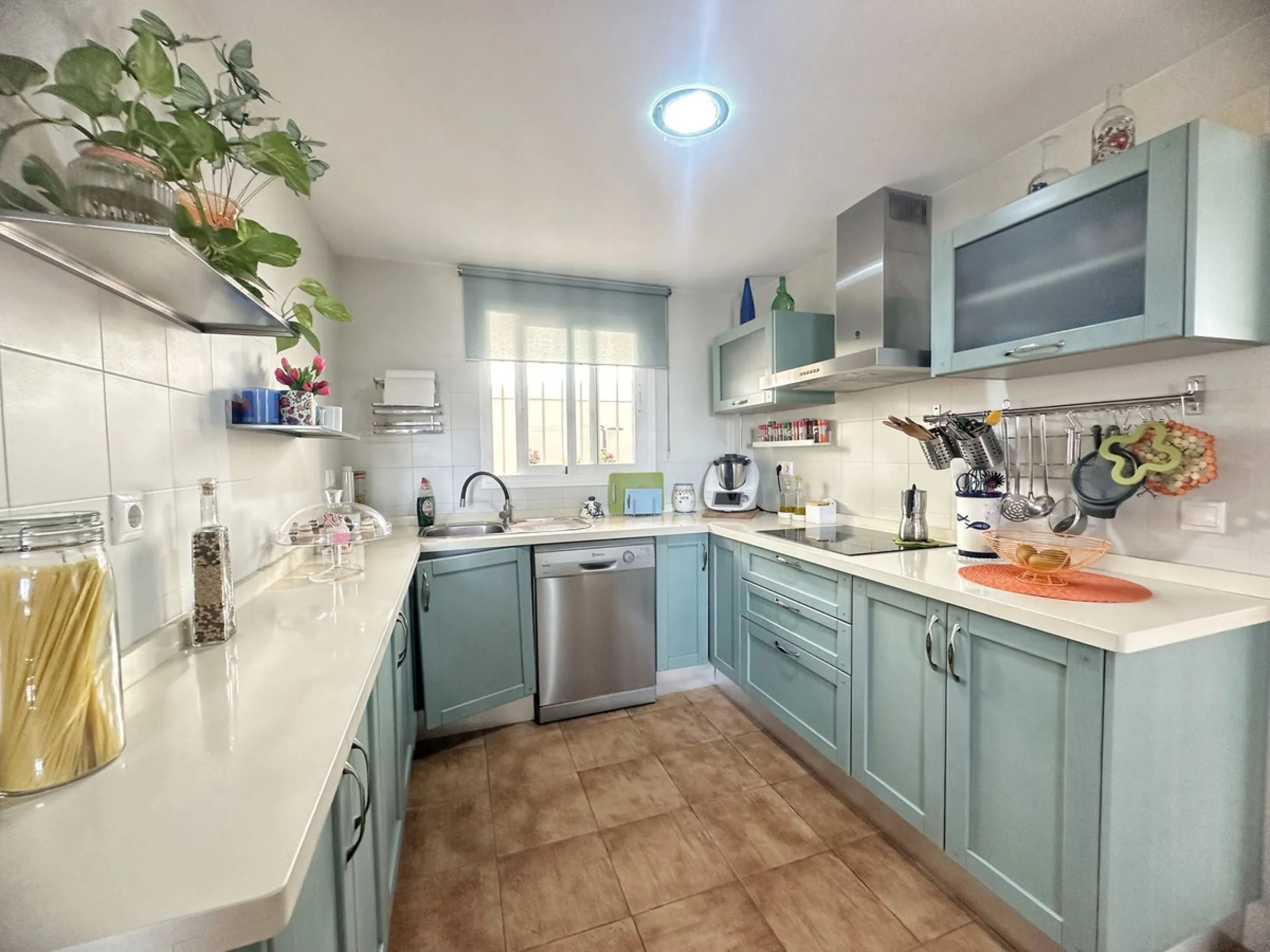 House - Detached Villa в продаже в Rincón de la Victoria, Málaga. В доме 4 спален и 3 ванных комнат. Площадь дома 187 м². Площадь участка 400 м²