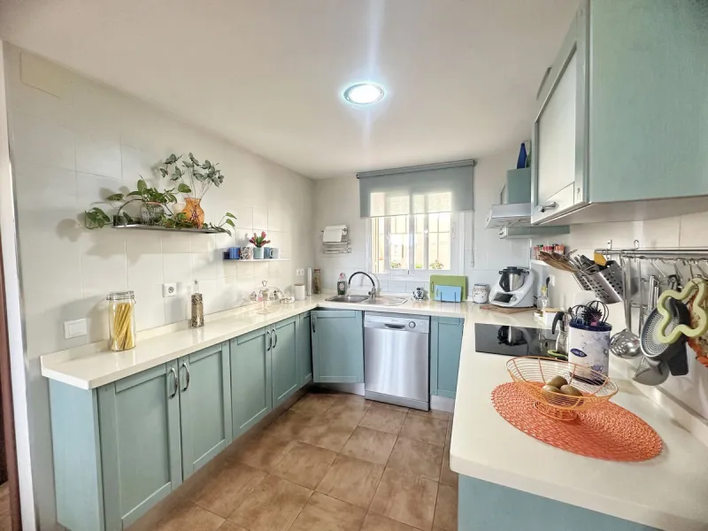 House - Detached Villa в продаже в Rincón de la Victoria, Málaga. В доме 4 спален и 3 ванных комнат. Площадь дома 187 м². Площадь участка 400 м²