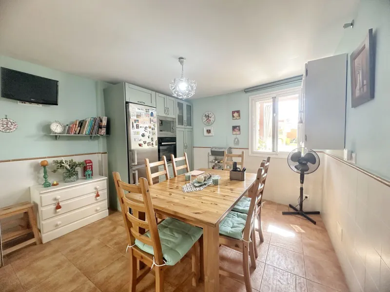 House - Detached Villa в продаже в Rincón de la Victoria, Málaga. В доме 4 спален и 3 ванных комнат. Площадь дома 187 м². Площадь участка 400 м²