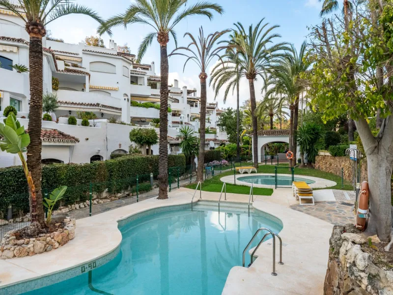Located in one of the most iconic and sought-after residential areas of Marbella East, this elegant duplex penthouse in Golden Beach offers a unique seaside living experience.