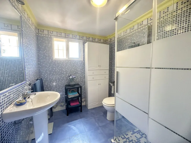 House - Detached Villa в продаже в Rincón de la Victoria, Málaga. В доме 4 спален и 3 ванных комнат. Площадь дома 187 м². Площадь участка 400 м²