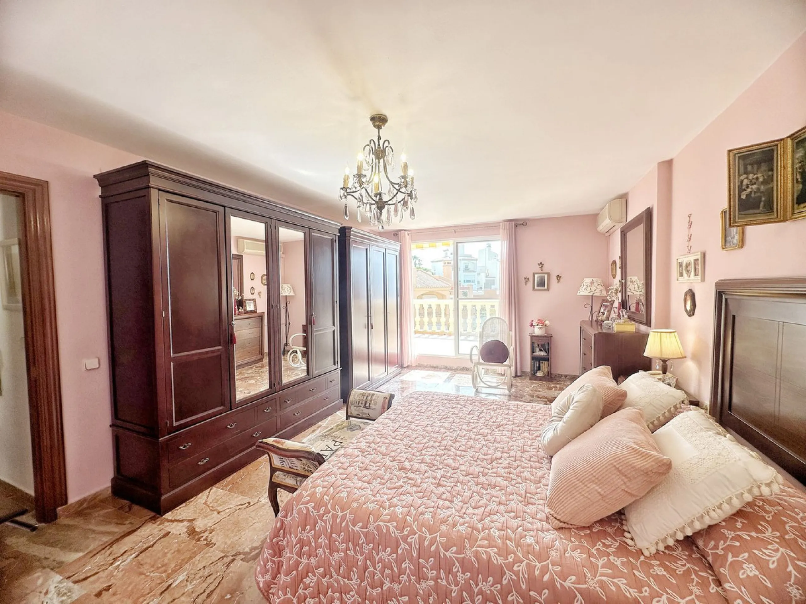 House - Detached Villa в продаже в Rincón de la Victoria, Málaga. В доме 4 спален и 3 ванных комнат. Площадь дома 187 м². Площадь участка 400 м²
