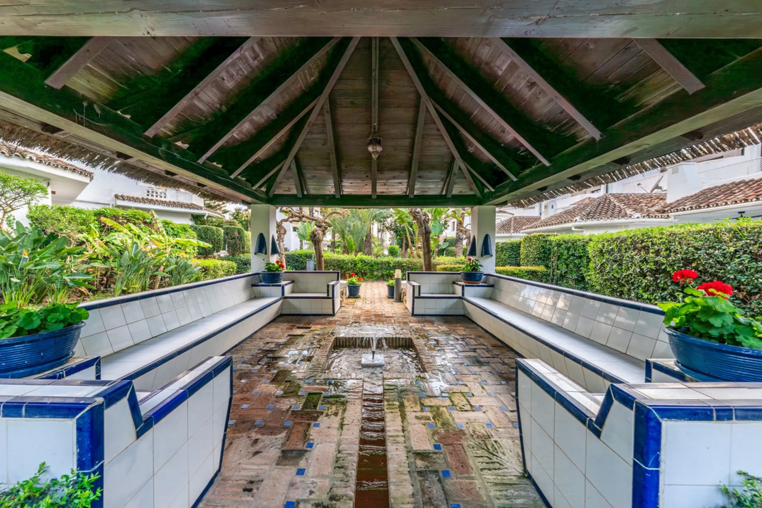 Located in one of the most iconic and sought-after residential areas of Marbella East, this elegant duplex penthouse in Golden Beach offers a unique seaside living experience.