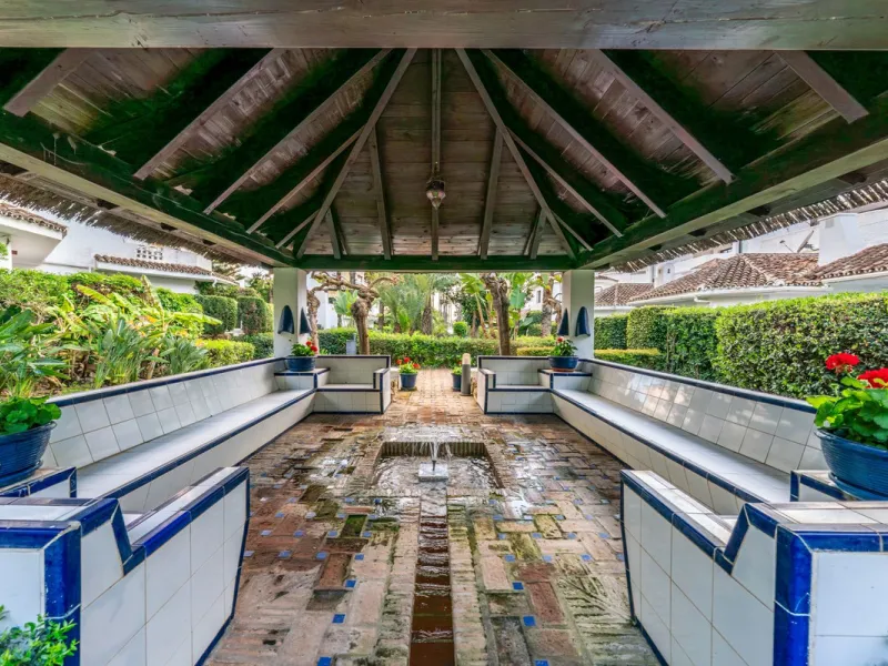 Located in one of the most iconic and sought-after residential areas of Marbella East, this elegant duplex penthouse in Golden Beach offers a unique seaside living experience.