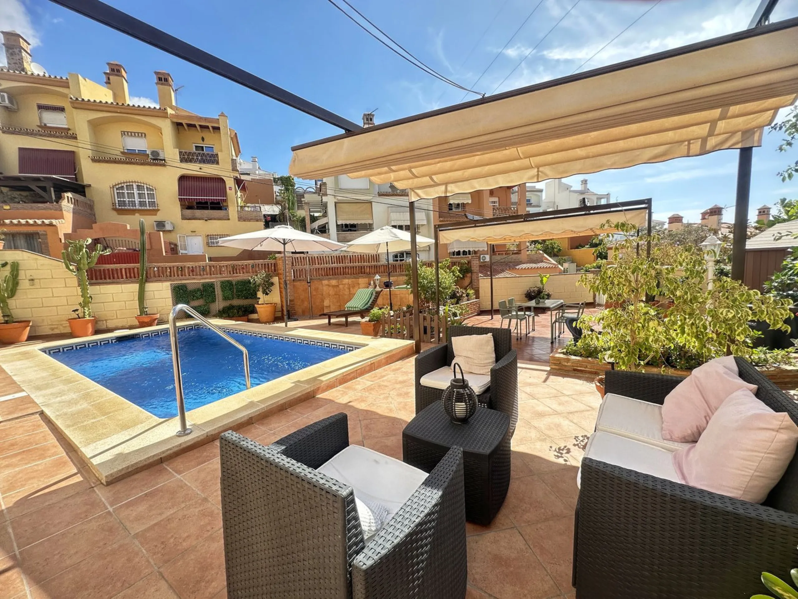 House - Detached Villa в продаже в Rincón de la Victoria, Málaga. В доме 4 спален и 3 ванных комнат. Площадь дома 187 м². Площадь участка 400 м²
