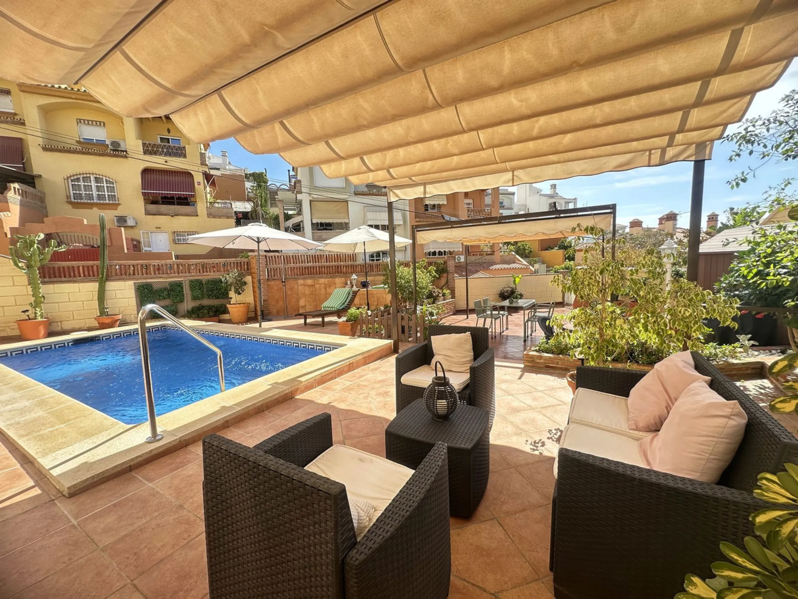 House - Detached Villa в продаже в Rincón de la Victoria, Málaga. В доме 4 спален и 3 ванных комнат. Площадь дома 187 м². Площадь участка 400 м²