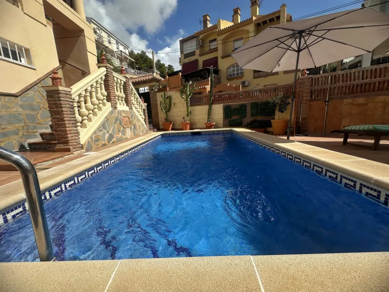 House - Detached Villa в продаже в Rincón de la Victoria, Málaga. В доме 4 спален и 3 ванных комнат. Площадь дома 187 м². Площадь участка 400 м²