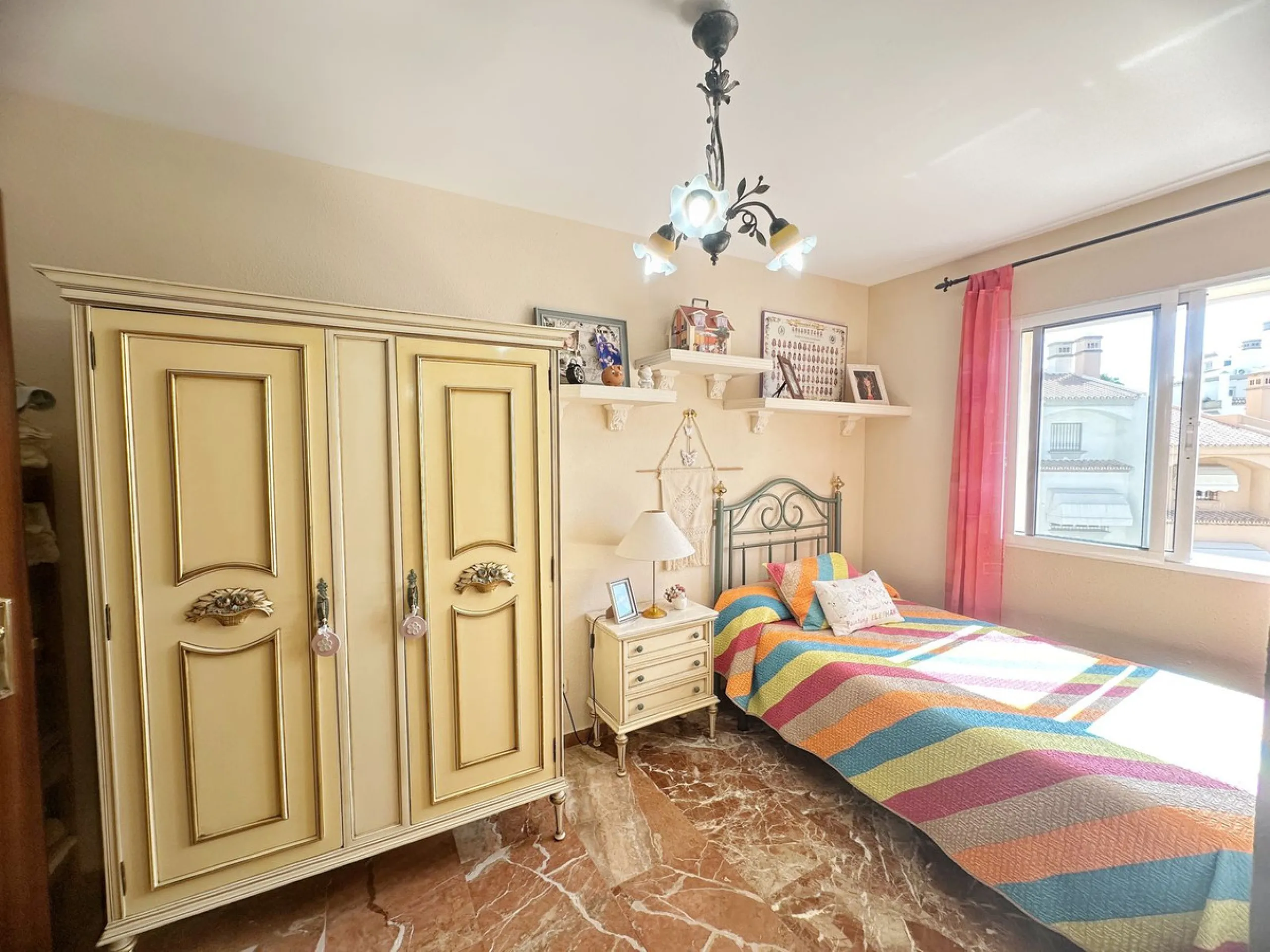 House - Detached Villa в продаже в Rincón de la Victoria, Málaga. В доме 4 спален и 3 ванных комнат. Площадь дома 187 м². Площадь участка 400 м²