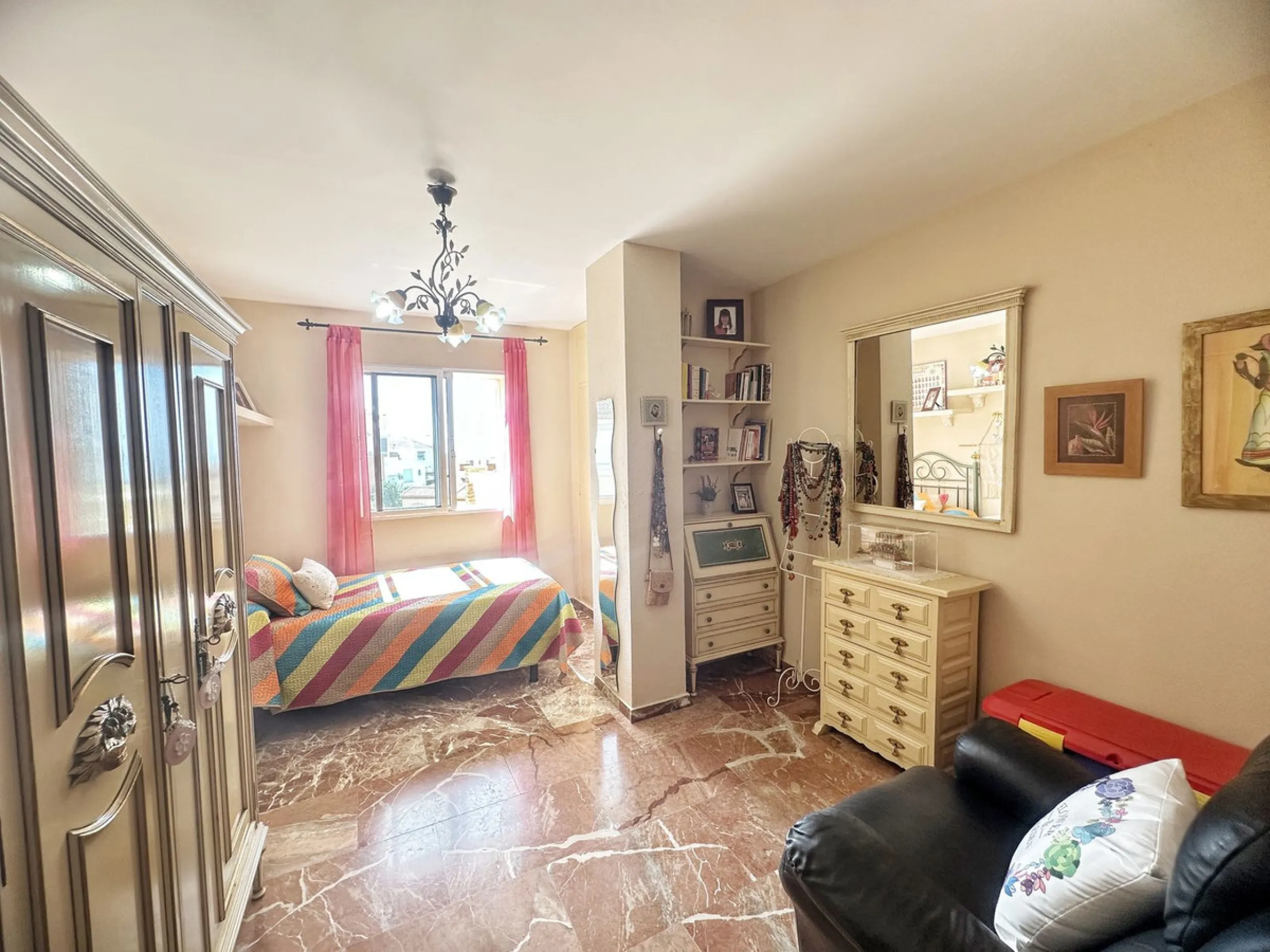 House - Detached Villa в продаже в Rincón de la Victoria, Málaga. В доме 4 спален и 3 ванных комнат. Площадь дома 187 м². Площадь участка 400 м²