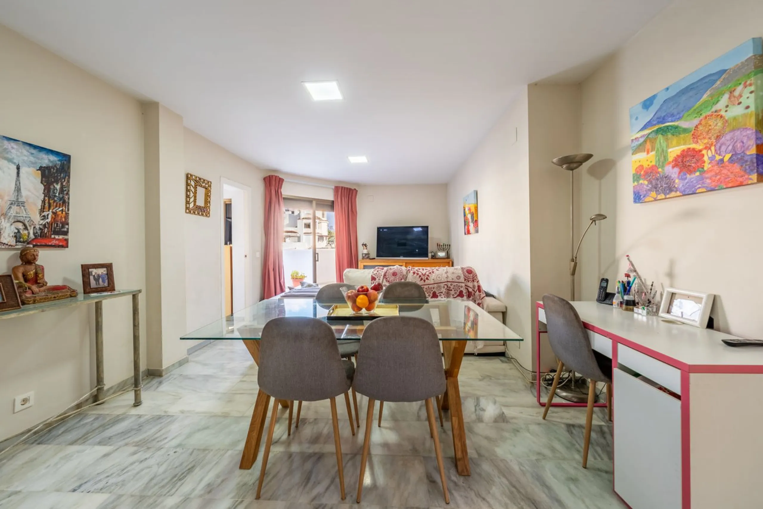 Located in one of the most iconic and sought-after residential areas of Marbella East, this elegant duplex penthouse in Golden Beach offers a unique seaside living experience.