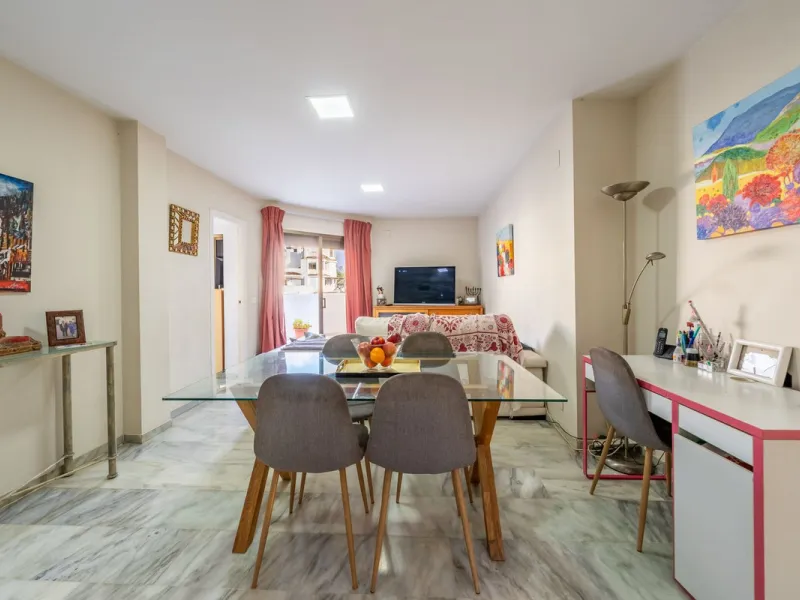 Located in one of the most iconic and sought-after residential areas of Marbella East, this elegant duplex penthouse in Golden Beach offers a unique seaside living experience.