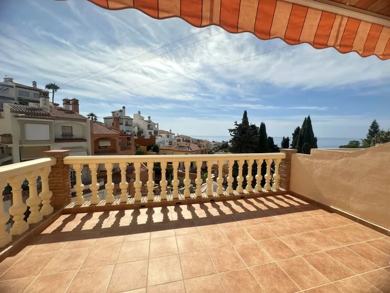 House - Detached Villa в продаже в Rincón de la Victoria, Málaga. В доме 4 спален и 3 ванных комнат. Площадь дома 187 м². Площадь участка 400 м²