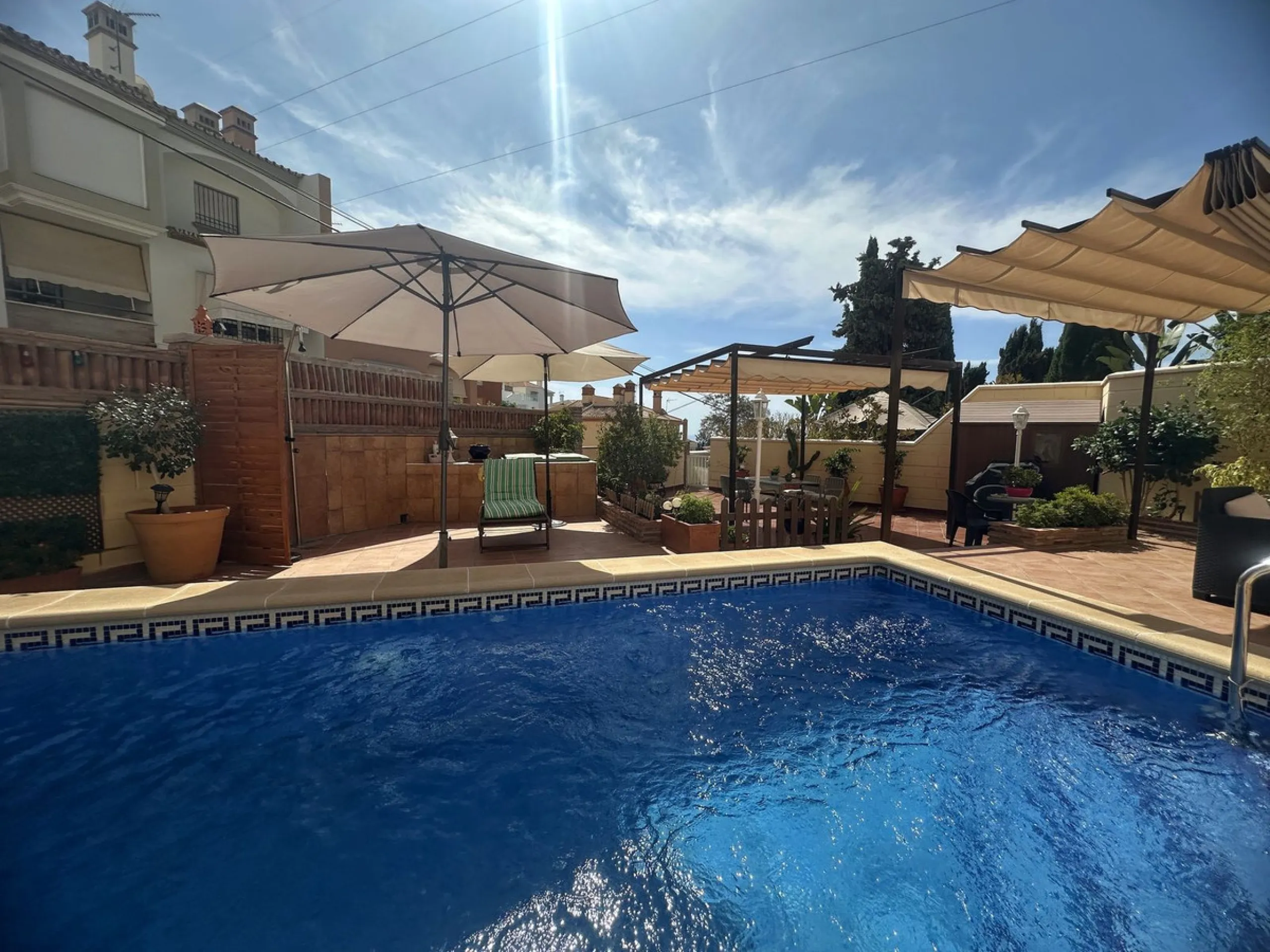 House - Detached Villa в продаже в Rincón de la Victoria, Málaga. В доме 4 спален и 3 ванных комнат. Площадь дома 187 м². Площадь участка 400 м²