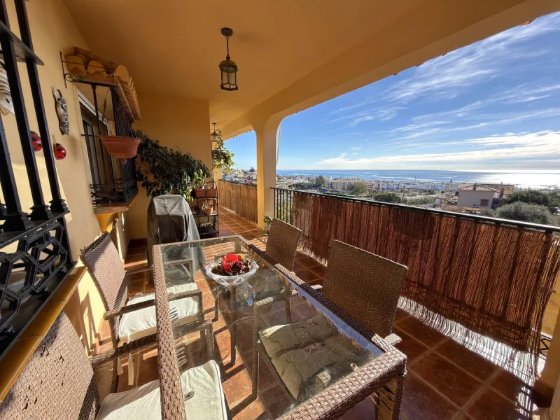 House - Detached Villa в продаже в Rincón de la Victoria, Málaga. В доме 4 спален и 3 ванных комнат. Площадь дома 354 м². Площадь участка 811 м²