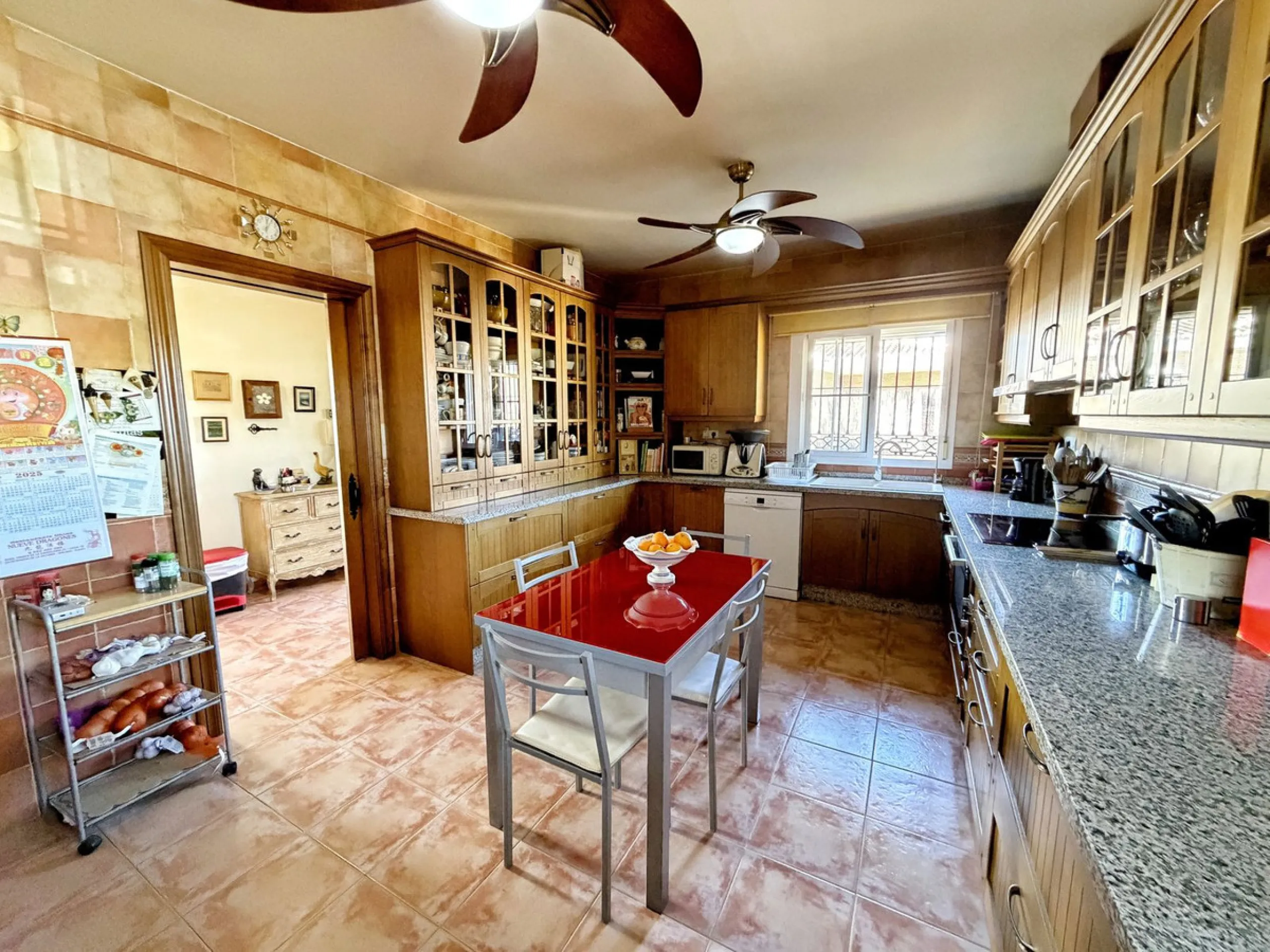 House - Detached Villa в продаже в Rincón de la Victoria, Málaga. В доме 4 спален и 3 ванных комнат. Площадь дома 354 м². Площадь участка 811 м²
