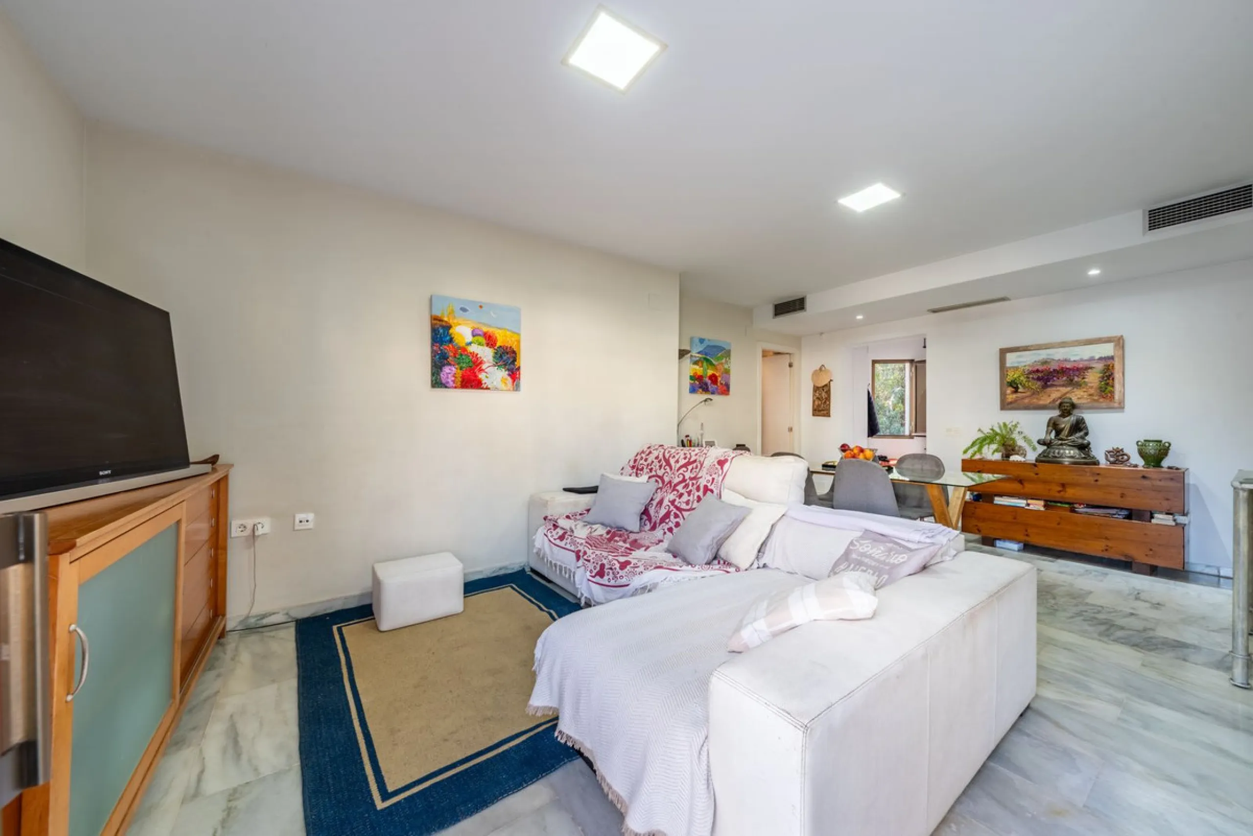 Located in one of the most iconic and sought-after residential areas of Marbella East, this elegant duplex penthouse in Golden Beach offers a unique seaside living experience.