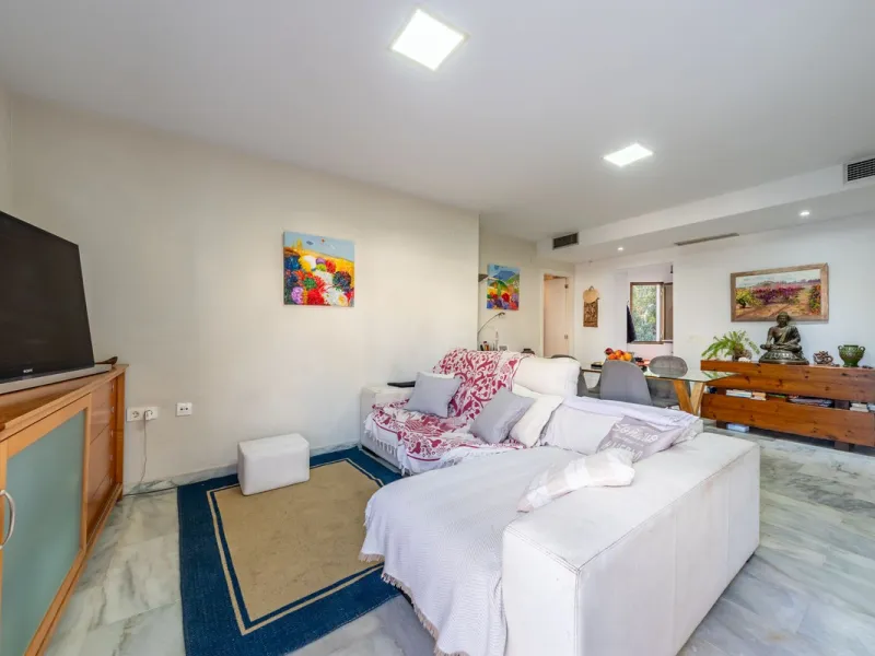 Located in one of the most iconic and sought-after residential areas of Marbella East, this elegant duplex penthouse in Golden Beach offers a unique seaside living experience.