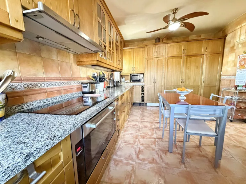 House - Detached Villa в продаже в Rincón de la Victoria, Málaga. В доме 4 спален и 3 ванных комнат. Площадь дома 354 м². Площадь участка 811 м²