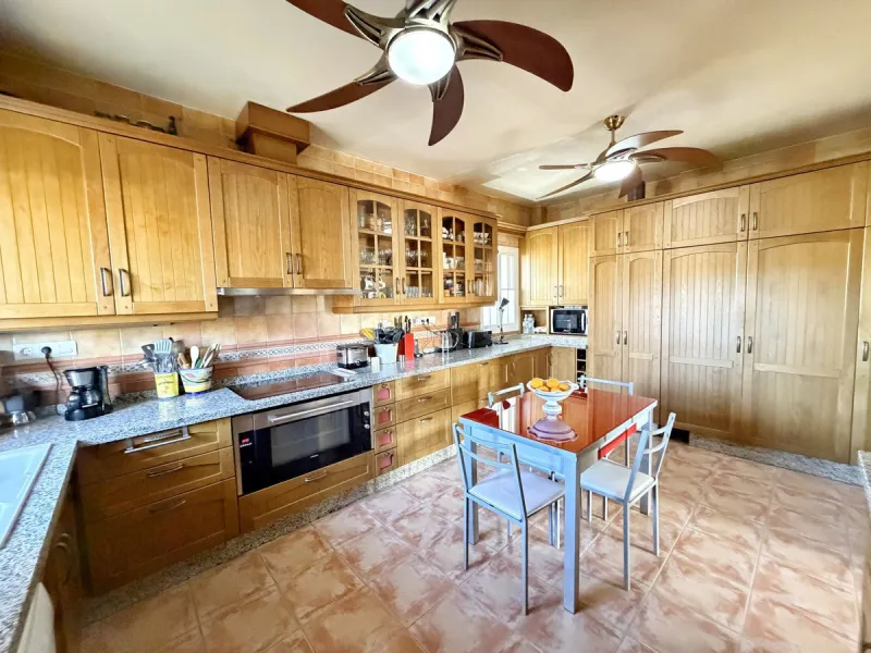 House - Detached Villa в продаже в Rincón de la Victoria, Málaga. В доме 4 спален и 3 ванных комнат. Площадь дома 354 м². Площадь участка 811 м²