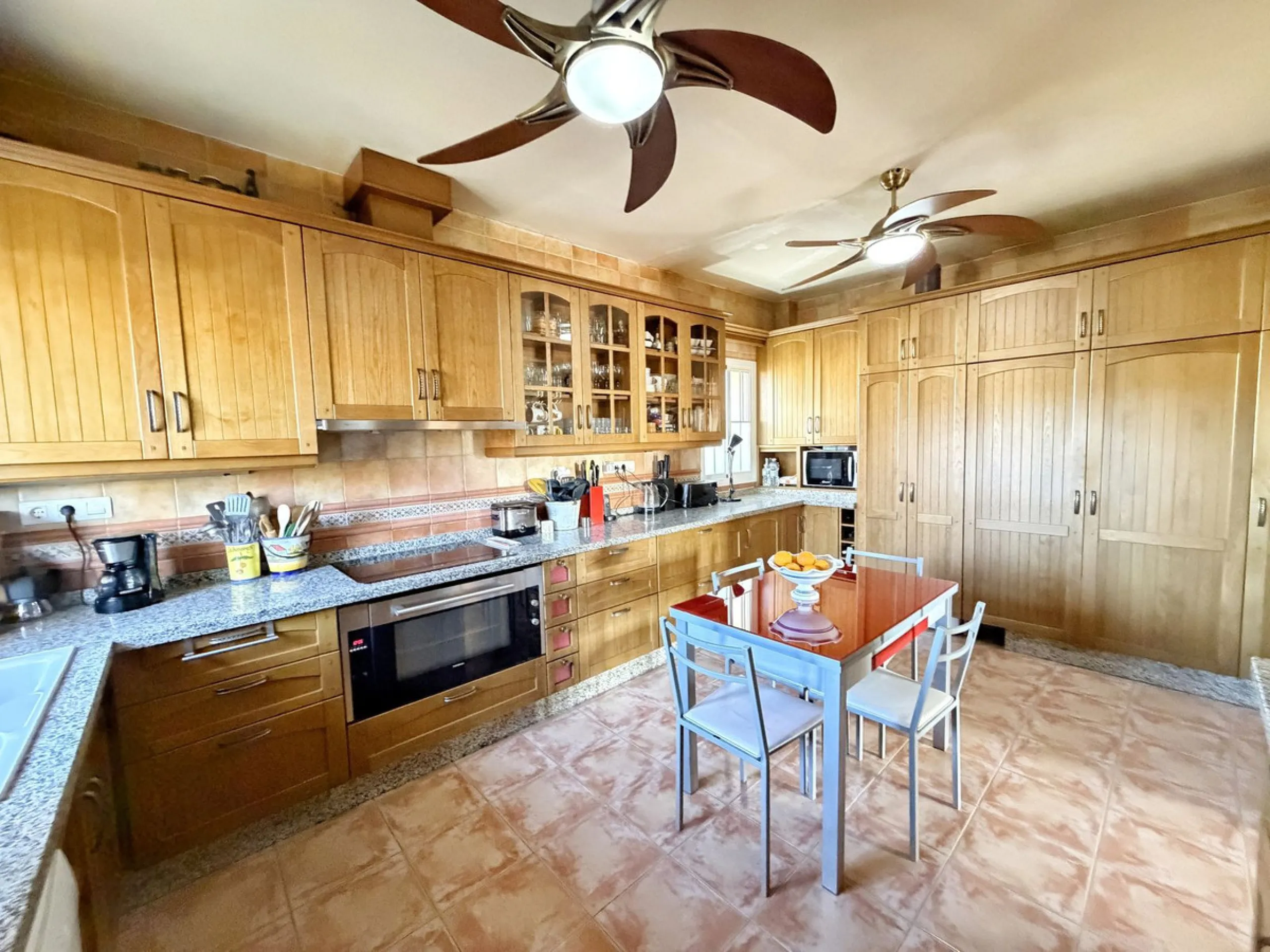 House - Detached Villa в продаже в Rincón de la Victoria, Málaga. В доме 4 спален и 3 ванных комнат. Площадь дома 354 м². Площадь участка 811 м²